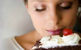 New Research says food smell is one of cause of waight gaining | नुसतं खाण्यानं नाही तर पदार्थाच्या वासानंही वाढतं वजन. New Research says food smell is one of cause of waight gaining | नुसतं खाण्यानं नाही तर पदार्थाच्या वासानंही वाढतं वजन.